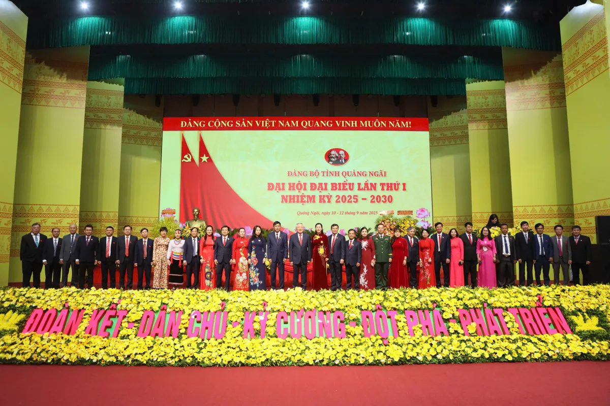 Khai mạc Đại hội đại biểu Đảng bộ tỉnh Quảng Ngãi lần thứ I - Ảnh 8.