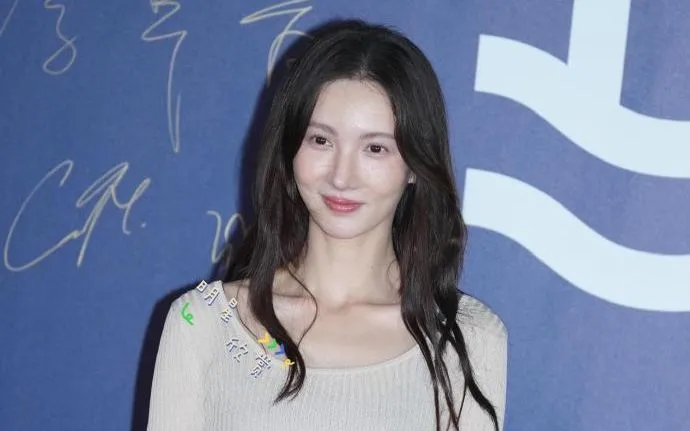 Kim Thần trên thảm đỏ. (Ảnh: Weibo)