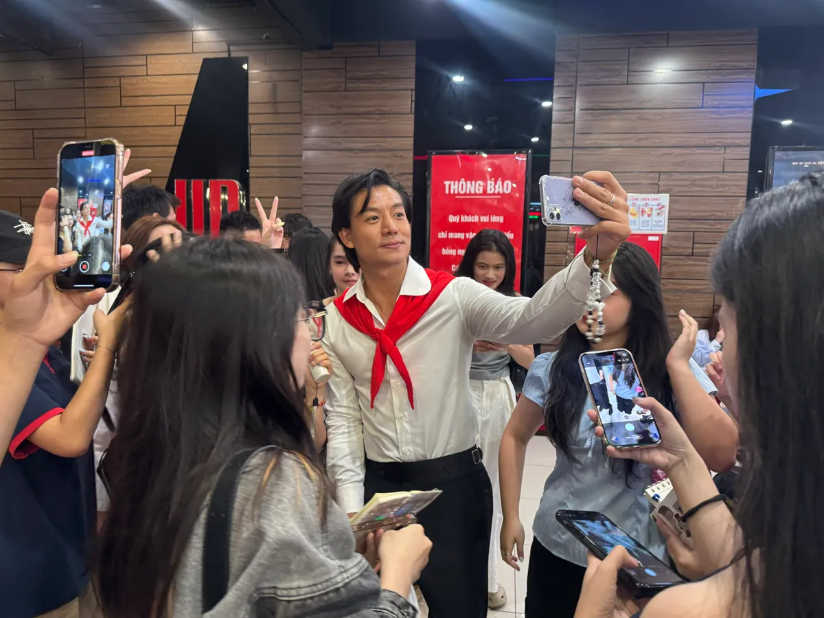 Diễn viên Hiếu Nguyễn giao lưu cùng khán giả. Diễn viên Hiếu Nguyễn giao lưu cùng khán giả.