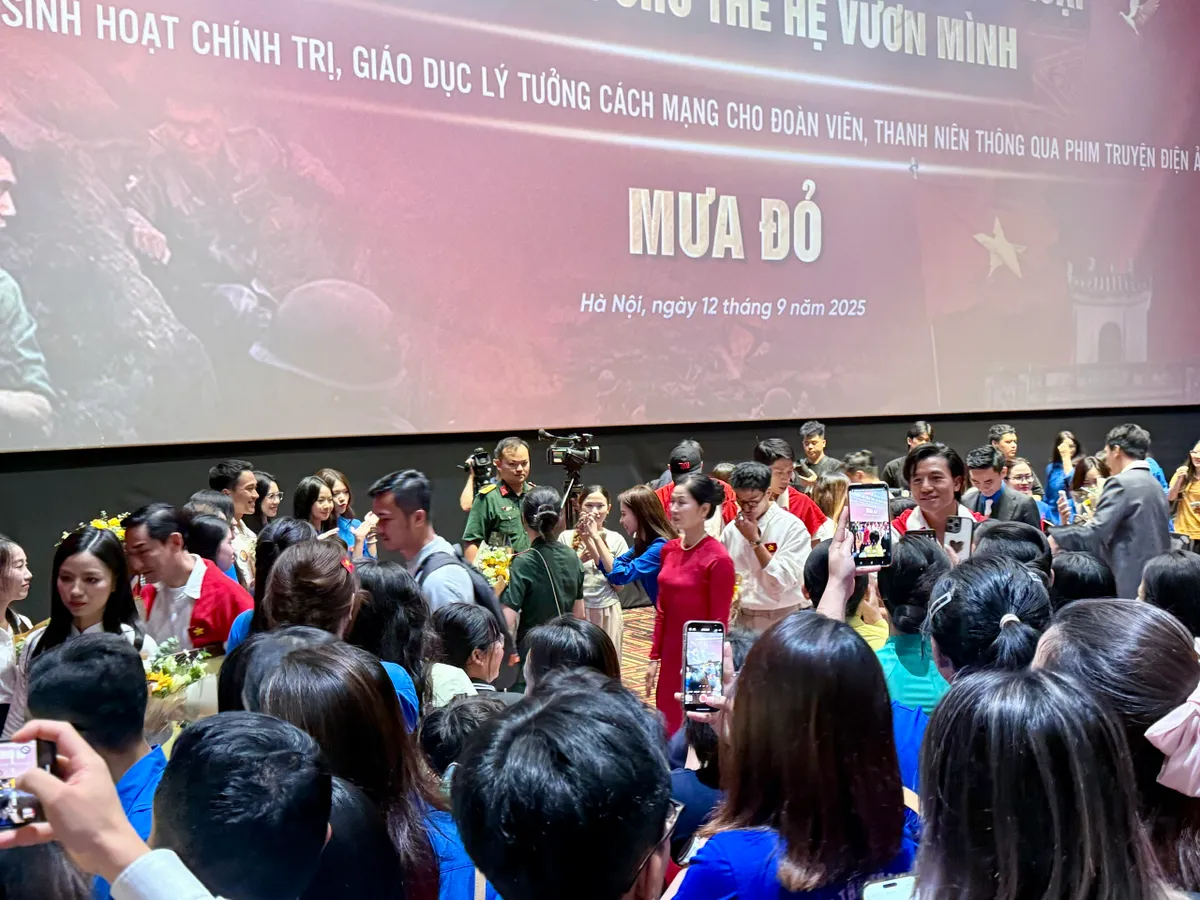 Khán giả vây kín các diễn viên "Mưa đỏ". Khán giả vây kín các diễn viên "Mưa đỏ".