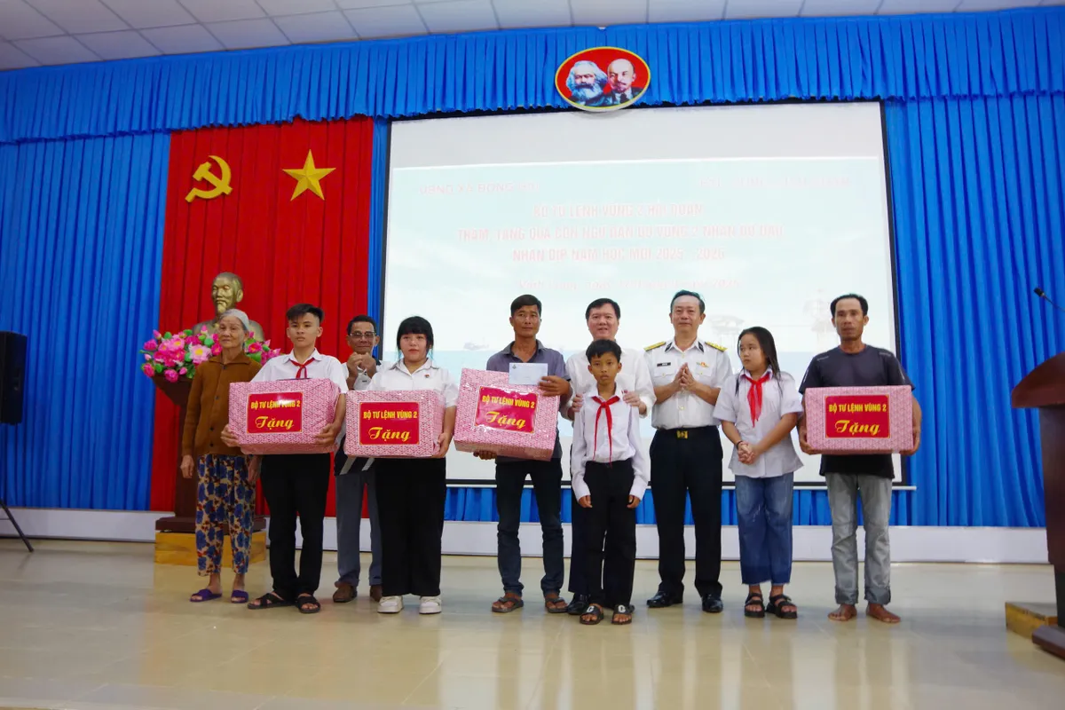 Vùng 2 Hải quân trao gửi yêu thương đầu năm học mới - Ảnh 3.