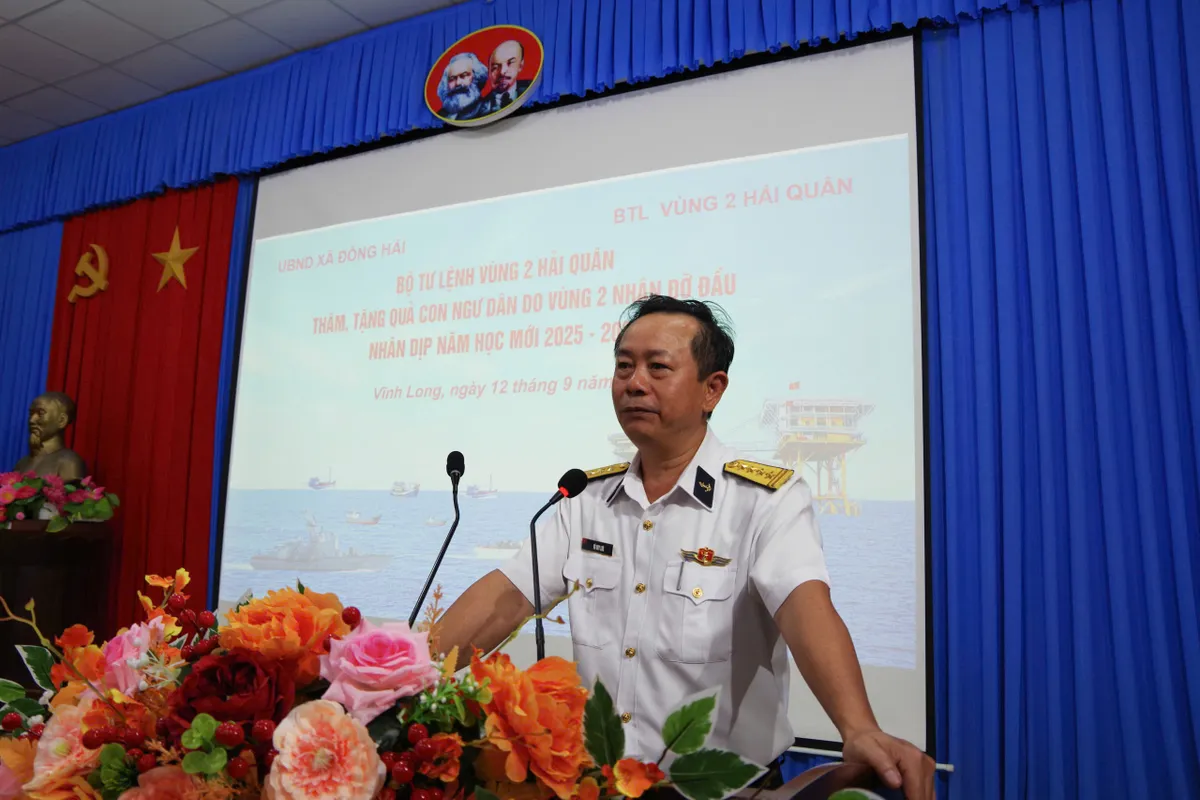 Vùng 2 Hải quân trao gửi yêu thương đầu năm học mới - Ảnh 1.