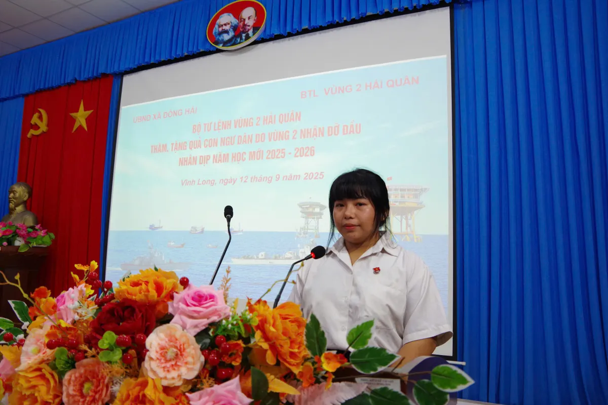Vùng 2 Hải quân trao gửi yêu thương đầu năm học mới - Ảnh 2.