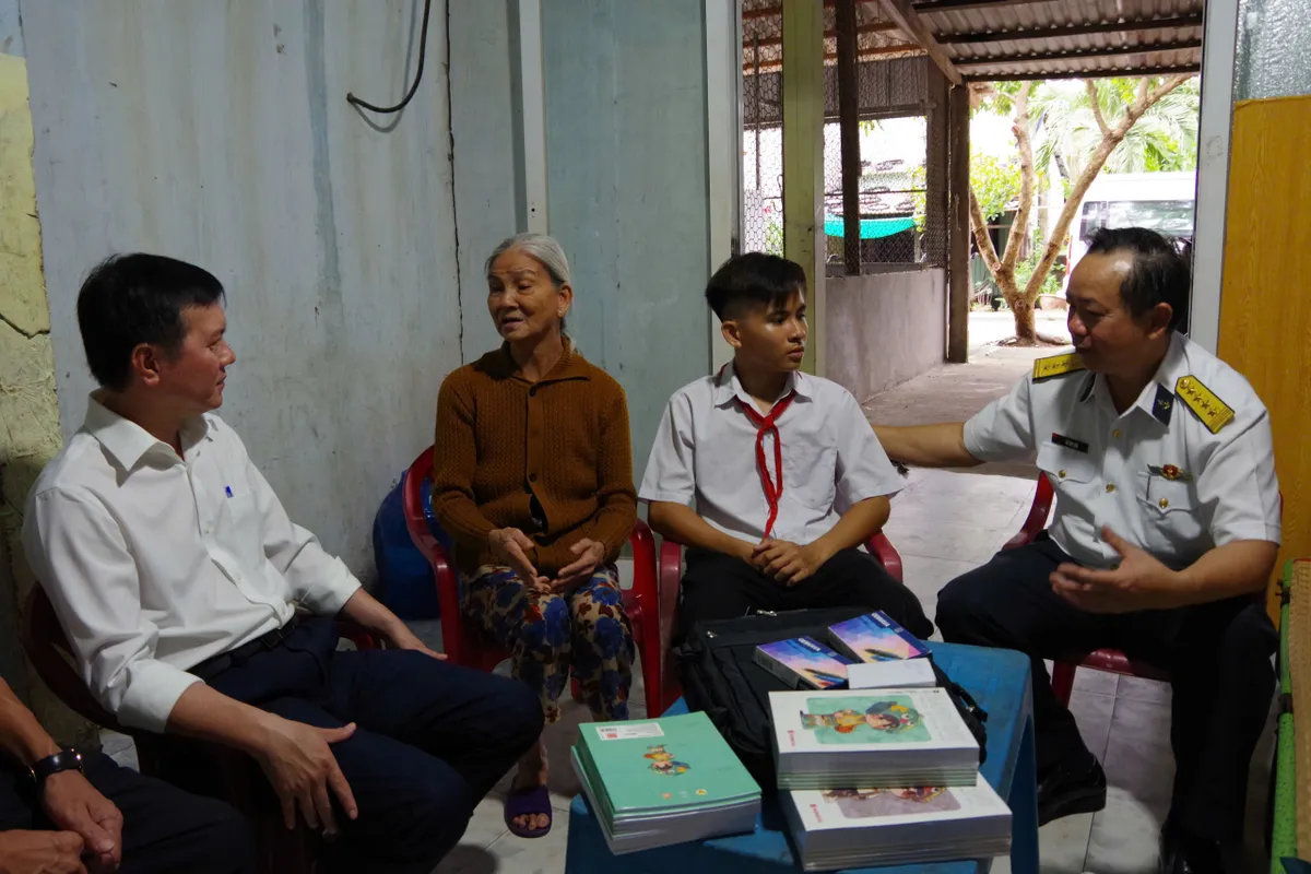 Vùng 2 Hải quân trao gửi yêu thương đầu năm học mới - Ảnh 4.
