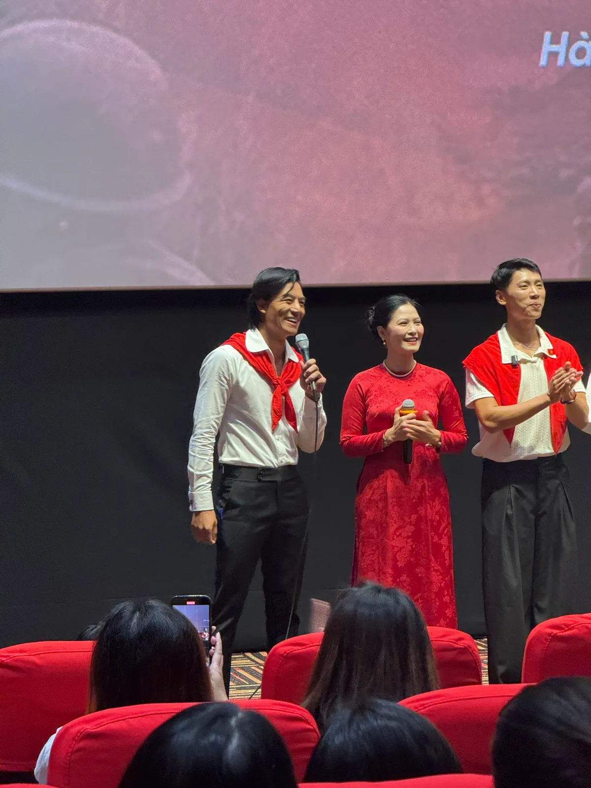 Diễn viên Hiếu Nguyễn trong vai chỉ huy Trần Thành. Diễn viên Hiếu Nguyễn trong vai chỉ huy Trần Thành.