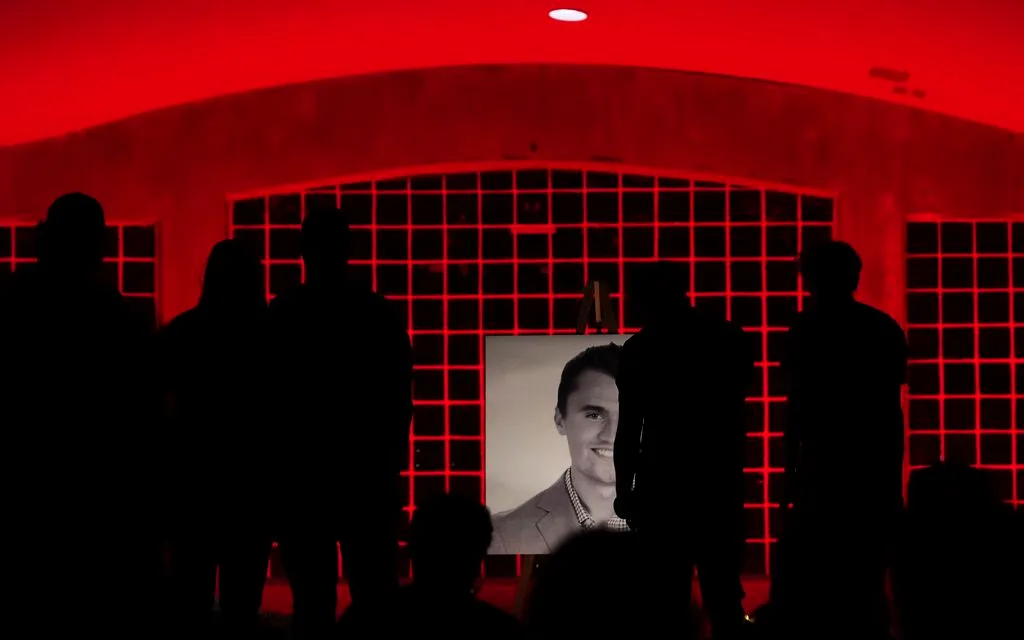 Người dân tưởng niệm Charlie Kirk trong buổi thắp nến tại Orem, bang Utah, ngày 11/9/2025 (Ảnh: AP)