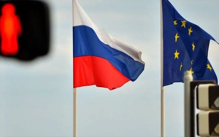 Cờ Nga và cờ EU. (Ảnh: AA)
