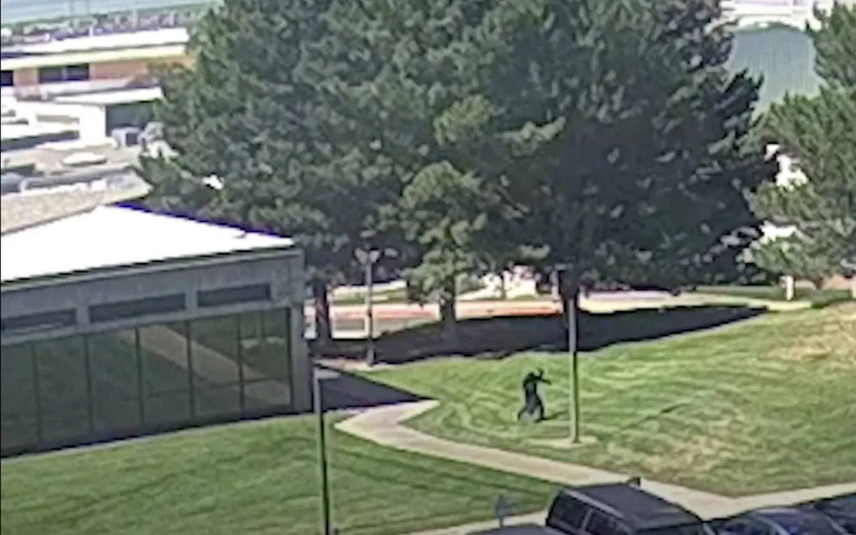 Một cảnh quay trích từ đoạn video do FBI công bố về nghi phạm nổ súng giết chết Charlie Kirk (Ảnh: FBI)
 Một cảnh quay trích từ đoạn video do FBI công bố về nghi phạm nổ súng giết chết Charlie Kirk (Ảnh: FBI)