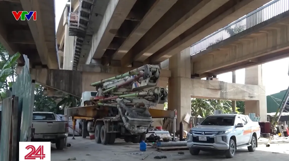 Hà Nội: Gầm cầu Thăng Long biến thành nơi tập kết máy móc, phế liệu, gara sửa chữa ô tô - Ảnh 1.