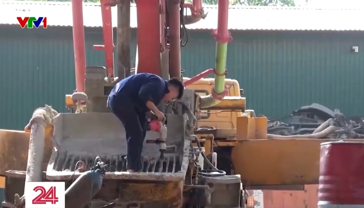 Hà Nội: Gầm cầu Thăng Long biến thành nơi tập kết máy móc, phế liệu, gara sửa chữa ô tô - Ảnh 2.