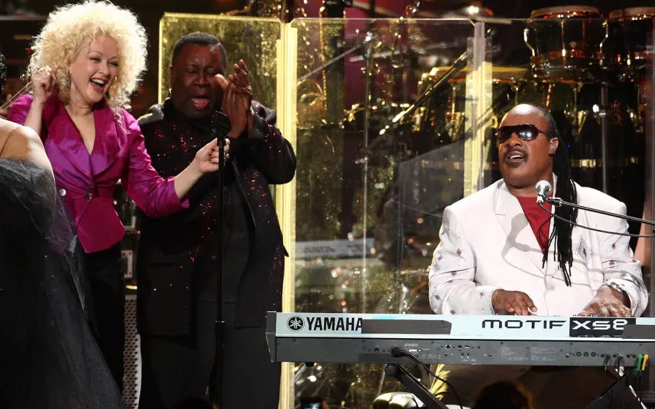 Cyndi Lauper và Stevie Wonder biểu diễn trong buổi hòa nhạc kỷ niệm Ngày Mandela