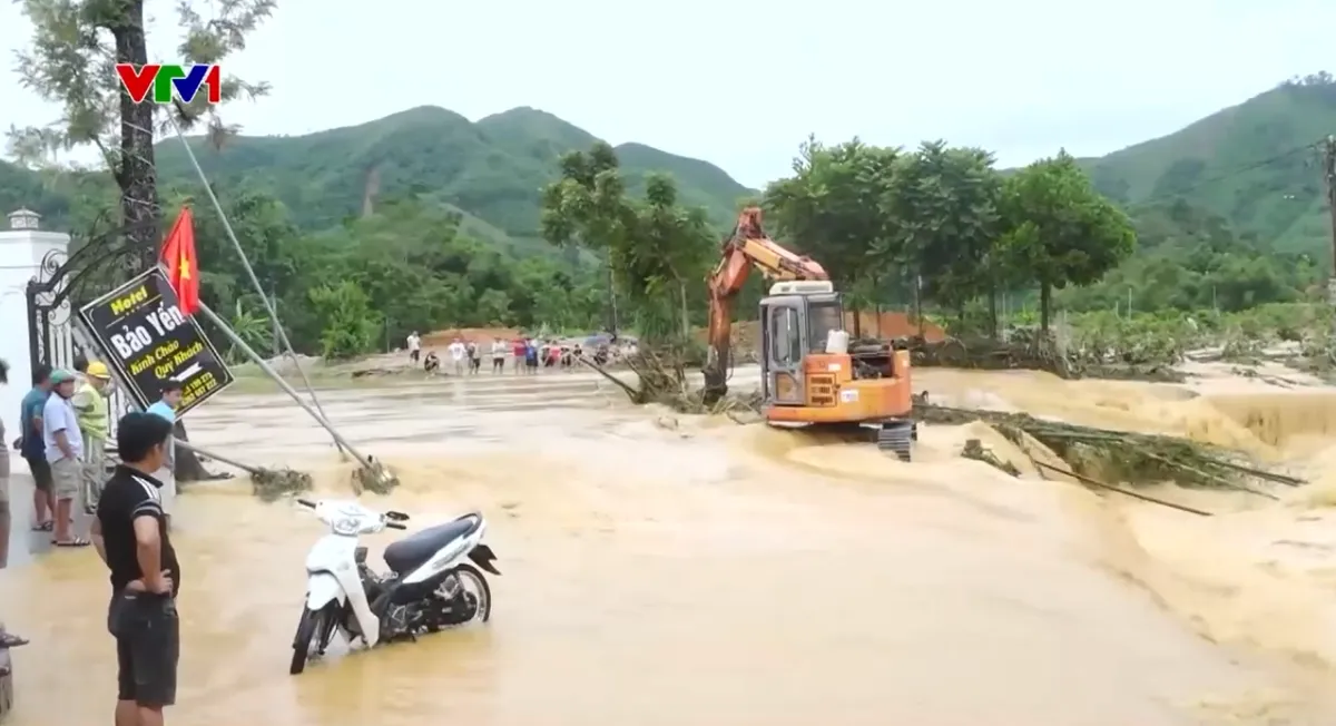 Mưa lũ khiến nhiều tuyến đường ở Tuyên Quang chia cắt, giao thông ách tắc - Ảnh 2.