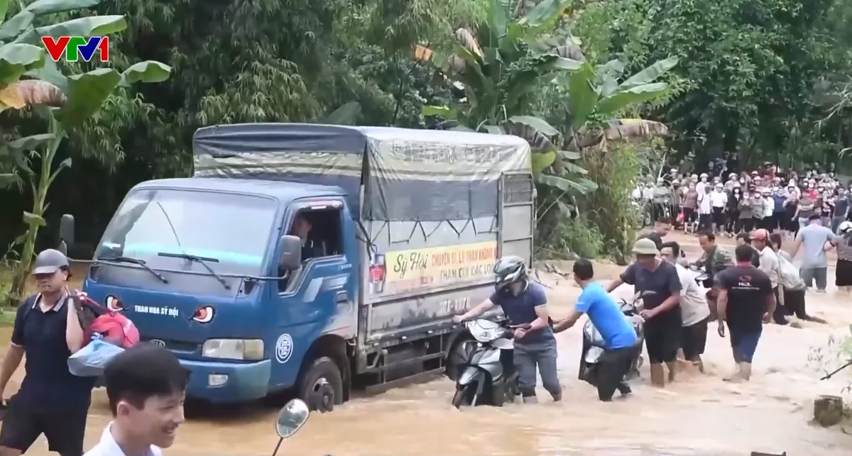 Mưa lũ khiến nhiều tuyến đường ở Tuyên Quang chia cắt, giao thông ách tắc - Ảnh 1.