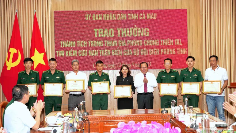 Khen thưởng Bộ đội Biên phòng và người dân tích cực tham gia cứu nạn, cứu hộ - Ảnh 1.