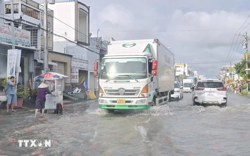 Các phương tiện giao thông di chuyển chậm trên tuyến đường ngập sâu. (Ảnh: Chanh Đa/TTXVN) Các phương tiện giao thông di chuyển chậm trên tuyến đường ngập sâu. (Ảnh: Chanh Đa/TTXVN)