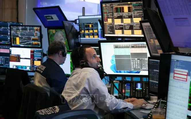 Giao dịch viên tại sàn chứng khoán New York, Mỹ. Ảnh: THX/TTXVN Giao dịch viên tại sàn chứng khoán New York, Mỹ. Ảnh: THX/TTXVN