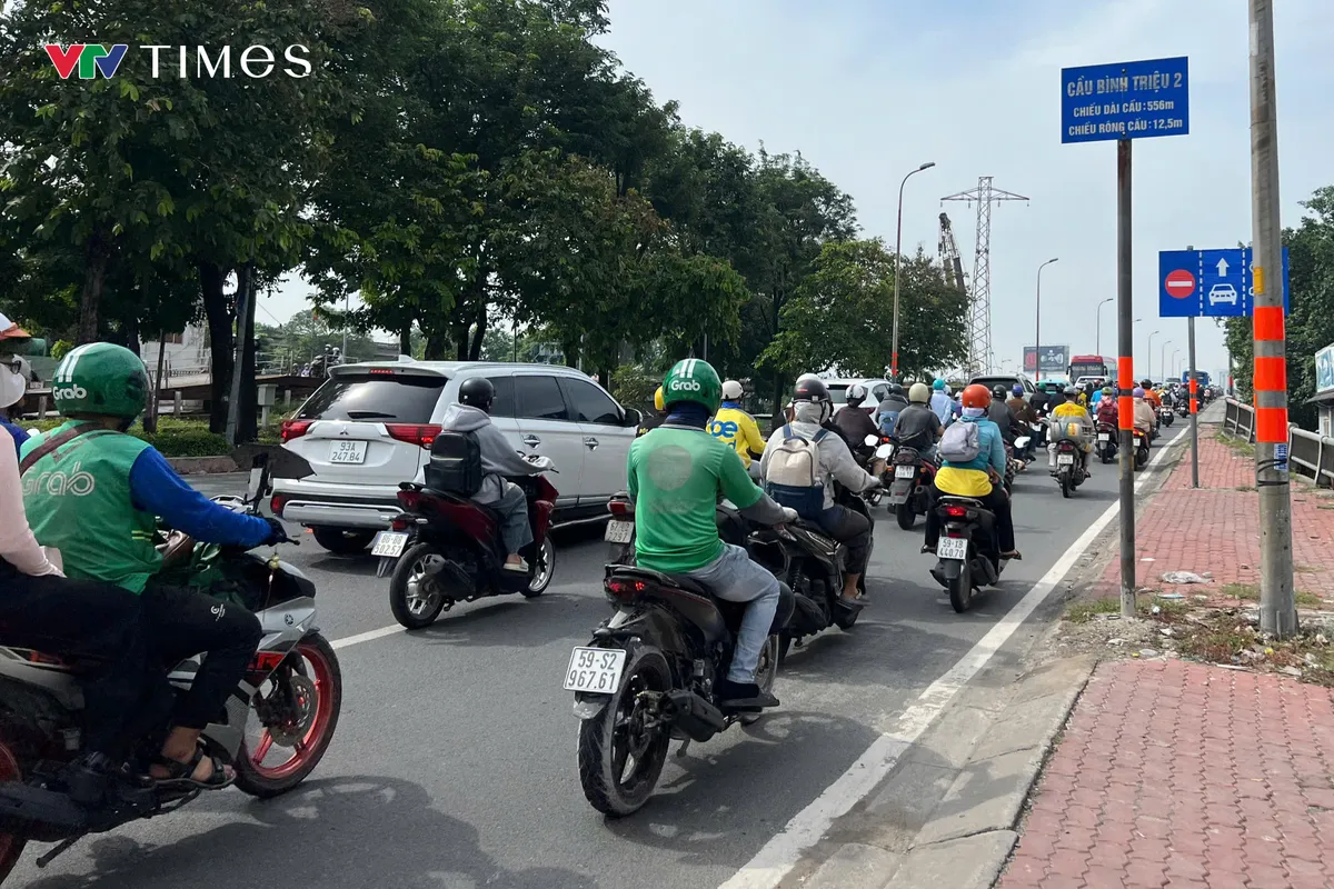 Giao thông khu vực cầu Bình Triệu dần ổn định sau nhiều ngày ùn tắc- Ảnh 2. Giao thông khu vực cầu Bình Triệu dần ổn định sau nhiều ngày ùn tắc- Ảnh 2.