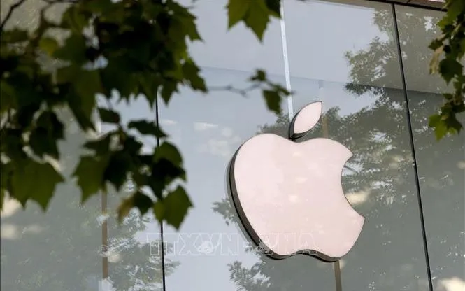 Biểu tượng Apple tại một cửa hàng ở Brussels, Bỉ. Ảnh: THX/TTXVN Biểu tượng Apple tại một cửa hàng ở Brussels, Bỉ. Ảnh: THX/TTXVN