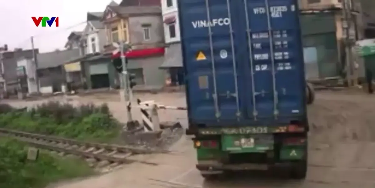 Nhiều vi phạm tại khu vực đường ngang, tiềm ẩn nguy cơ mất an to&agrave;n - Ảnh 2.