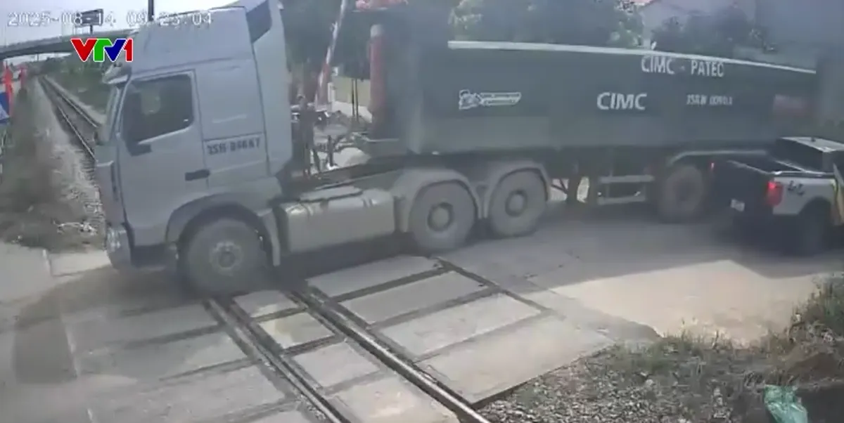 Nhiều vi phạm tại khu vực đường ngang, tiềm ẩn nguy cơ mất an to&agrave;n - Ảnh 1.