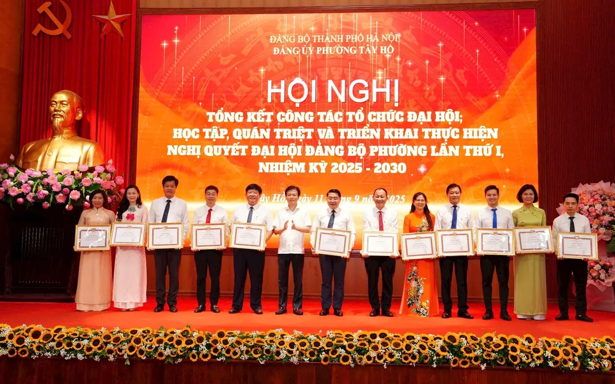 Lãnh đạo phường Tây Hồ khen thưởng các tập thể, cá nhân. Ảnh: Nguyên Anh