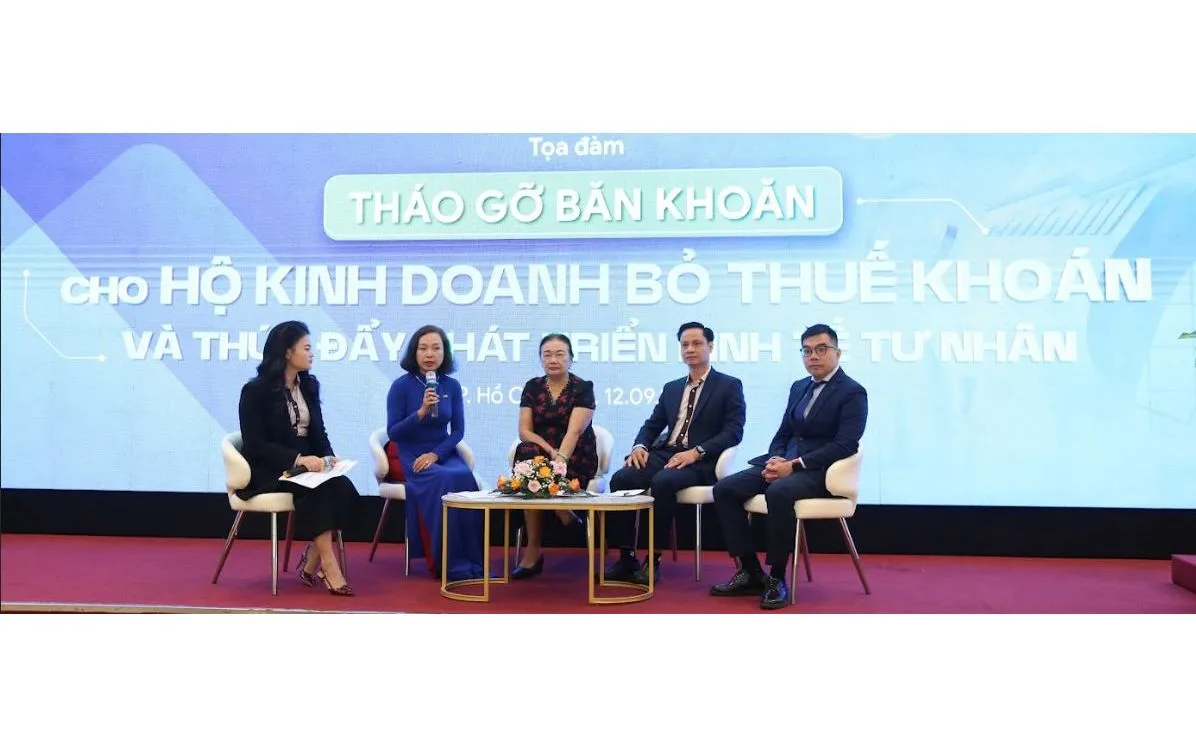 Các chuyên gia giải đáp cho các hộ kinh doanh tại buổi tọa đàm. 