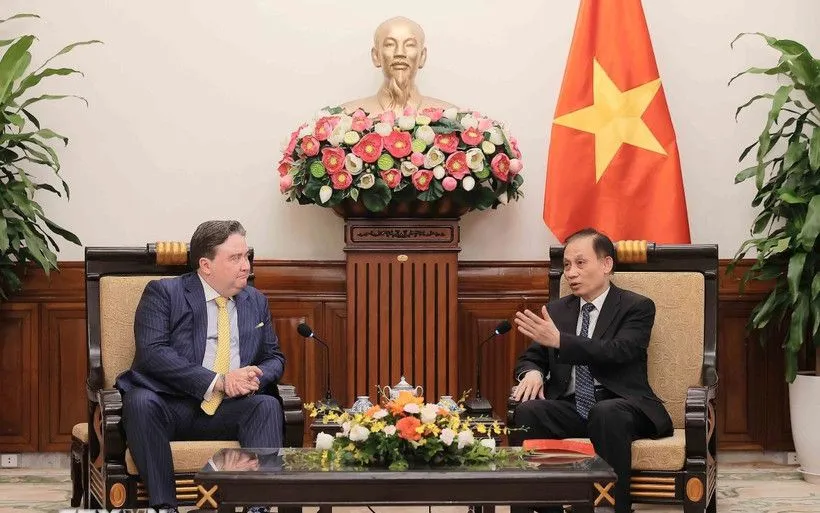 Quyền Bộ trưởng Bộ Ngoại giao Lê Hoài trung tiếp Đại sứ đặc mệnh toàn quyền Hợp chúng quốc Hoa Kỳ tại Việt Nam Marc Knapper (Ảnh:TTXVN) Quyền Bộ trưởng Bộ Ngoại giao Lê Hoài trung tiếp Đại sứ đặc mệnh toàn quyền Hợp chúng quốc Hoa Kỳ tại Việt Nam Marc Knapper (Ảnh:TTXVN)
