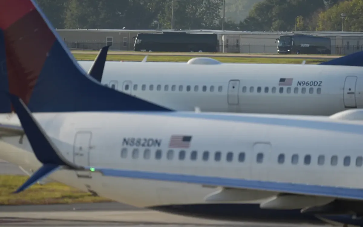 Xe bus chở công nhân Hàn Quốc bị giam giữ đến sân bay quốc tế Hartsfield-Jackson ở Atlanta, ngày 11/9/2025 (Ảnh: AP)