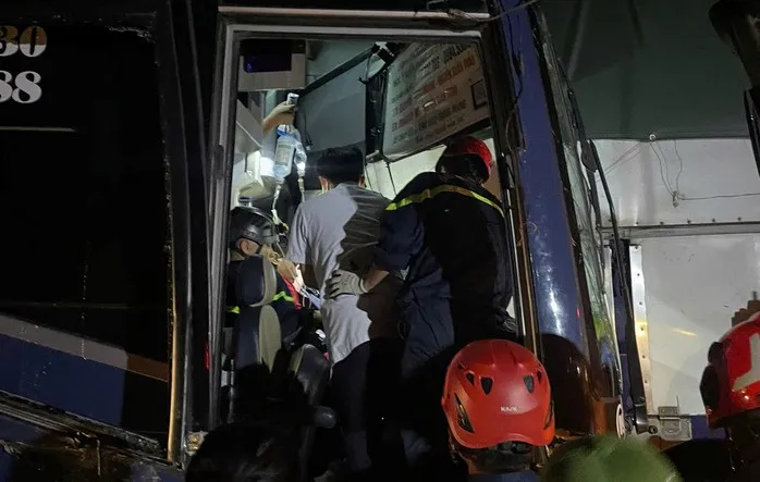 Phá cửa kính cứu 11 người mắc kẹt trong tai nạn trên cao tốc La Sơn - Túy Loan - Ảnh 2.