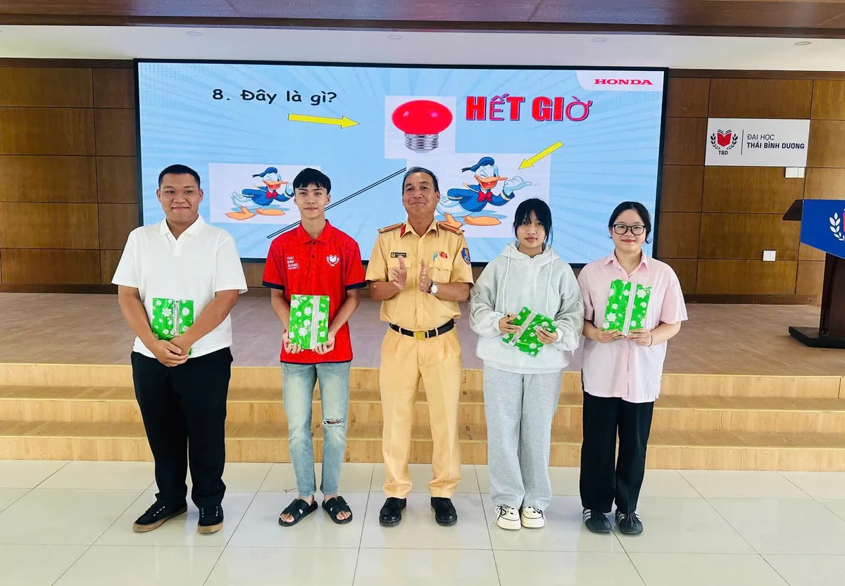 Khánh Hòa: Tuyên truyền pháp luật ATGT và phòng, chống ma túy cho học sinh, sinh viên - Ảnh 2.