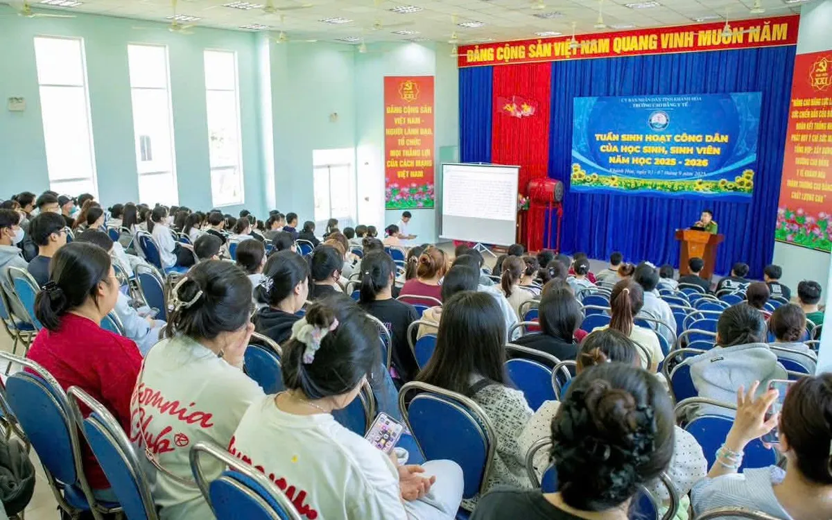 Tuyên truyền pháp luật về an toàn giao thông và kỹ năng lái xe cho sinh viên.