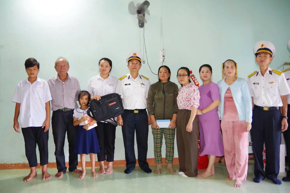 Vùng 2 Hải quân trao gửi yêu thương đầu năm học mới - Ảnh 5.