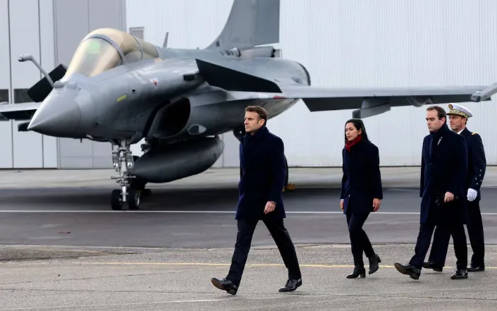 Tổng thống Pháp đi ngang qua một máy bay chiến đấu Dassault Rafale tại căn cứ không quân Mont-de-Marsan, Tây Nam nước Pháp, ngày 20/1/2023 (Ảnh minh họa: AFP/Getty) Tổng thống Pháp đi ngang qua một máy bay chiến đấu Dassault Rafale tại căn cứ không quân Mont-de-Marsan, Tây Nam nước Pháp, ngày 20/1/2023 (Ảnh minh họa: AFP/Getty)