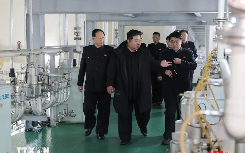 Nhà lãnh đạo Triều Tiên Kim Jong-un thị sát một cơ sở sản xuất vật liệu hạt nhân (Ảnh: KCNA/TTXVN) Nhà lãnh đạo Triều Tiên Kim Jong-un thị sát một cơ sở sản xuất vật liệu hạt nhân (Ảnh: KCNA/TTXVN)