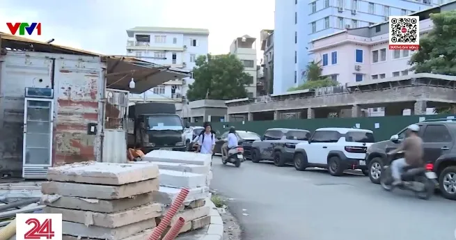 Dự án dang dở, đường vào Đại học Hà Nội ngập trong rác thải   - Ảnh 1.