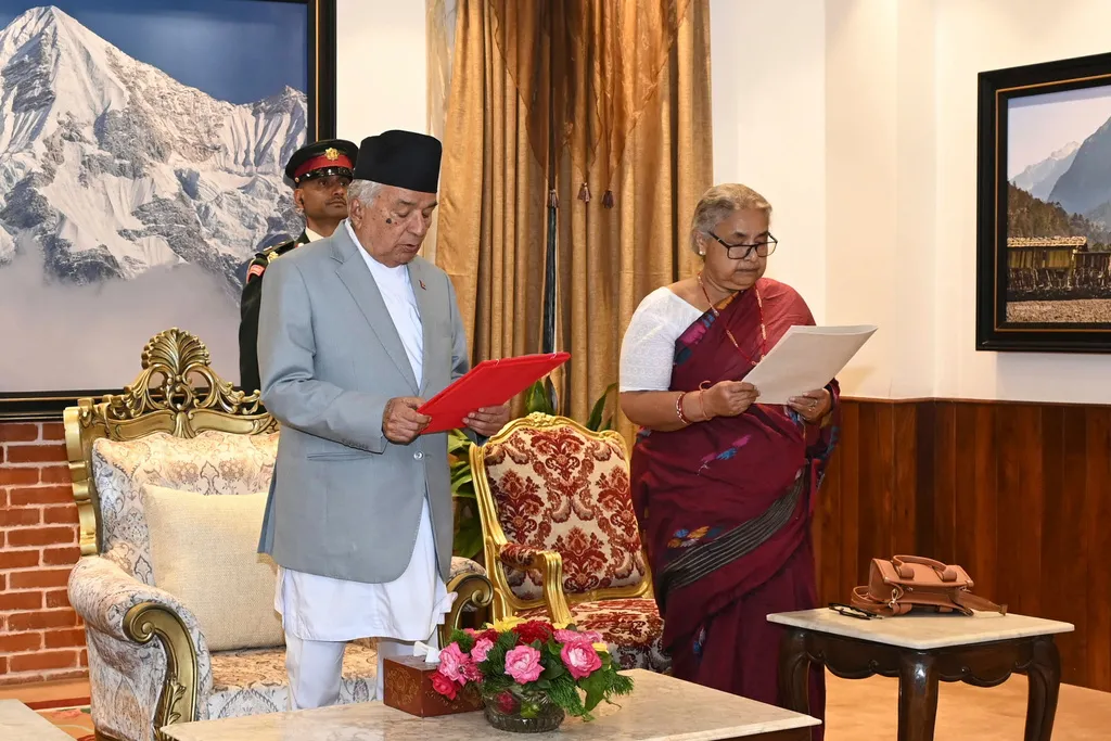 Cựu Chánh án Tòa án Tối cao Nepal Sushila Karki (phải) tuyên thệ nhậm chức Thủ tướng tại Kathmandu, Nepal, ngày 12/9. Cựu Chánh án Tòa án Tối cao Nepal Sushila Karki (phải) tuyên thệ nhậm chức Thủ tướng tại Kathmandu, Nepal, ngày 12/9.