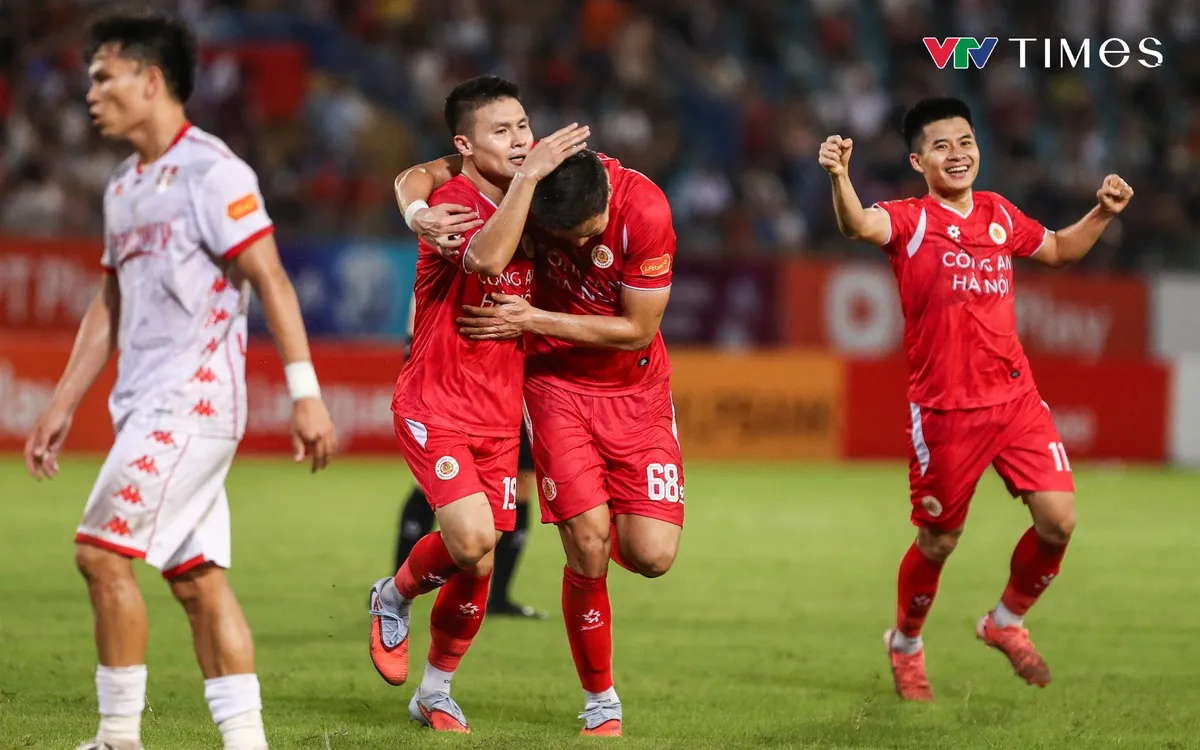 Trên sân nhà, CLB Công an Hà Nội có chiến thắng 2-1 trước CLB Hải Phòng và tạm vươn lên vị trí thứ nhất trên BXH V.League 2025-2026 (Ảnh: Minh Quân).