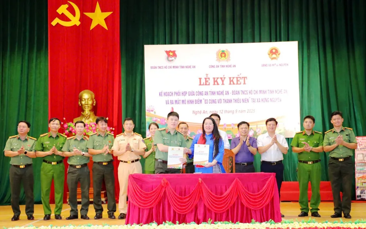 Tỉnh đoàn Nghệ An và Công an tỉnh Nghệ An ký kết kế hoạch phối hợp. Ảnh: Tỉnh đoàn Nghệ An Tỉnh đoàn Nghệ An và Công an tỉnh Nghệ An ký kết kế hoạch phối hợp. Ảnh: Tỉnh đoàn Nghệ An