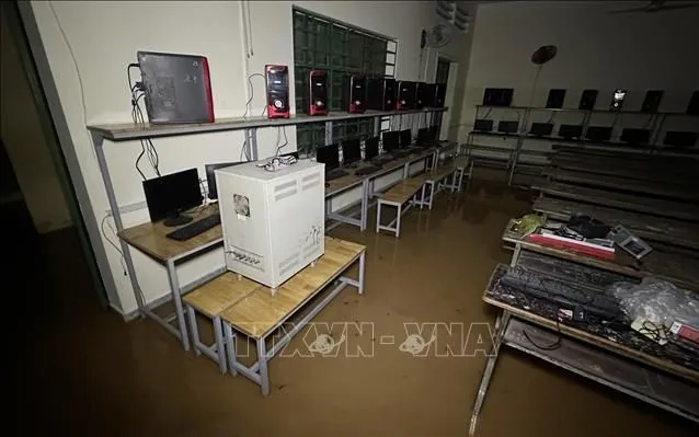 Trong đêm 12/9, nước lũ từ sông Buông dâng cao, tràn vào khuôn viên Trường trung học cơ sở Phước Tân 1 (phường Phước Tân, tỉnh Đồng Nai). Ảnh: TTXVN Trong đêm 12/9, nước lũ từ sông Buông dâng cao, tràn vào khuôn viên Trường trung học cơ sở Phước Tân 1 (phường Phước Tân, tỉnh Đồng Nai). Ảnh: TTXVN