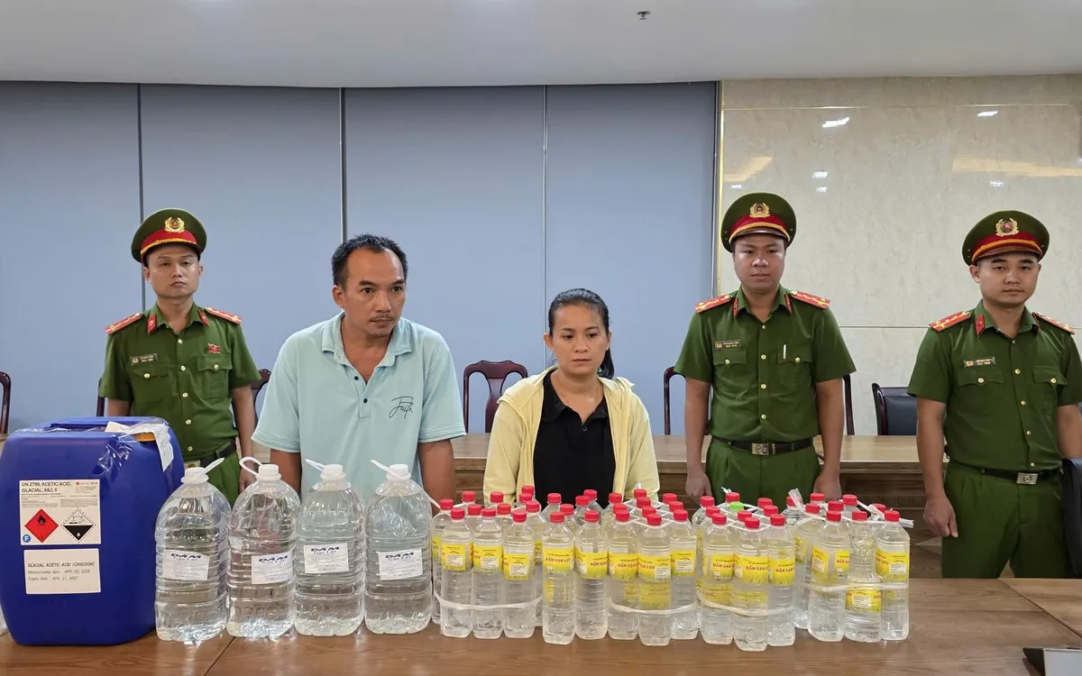 Vợ chồng Kiều Văn Thanh và Bùi Song Hậu cùng tang vật. Vợ chồng Kiều Văn Thanh và Bùi Song Hậu cùng tang vật.