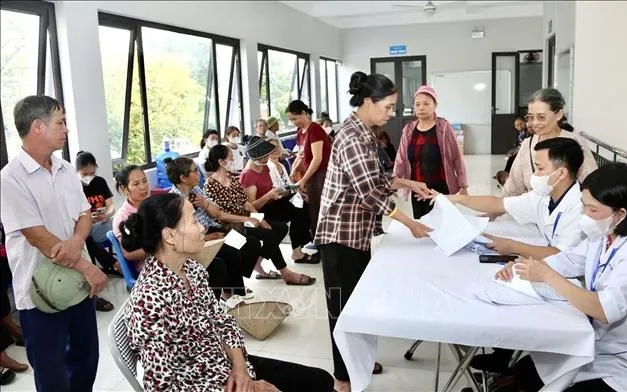 Người dân xã Tiến Thắng, Hà Nội đến khám bệnh miễn phí với nhiều chuyên khoa, tầm soát các bệnh lý và sàng lọc sớm bệnh tiểu đường, rối loạn mỡ máu, thiếu máu, các bất thường về tế bào máu... Ảnh: TTXVN