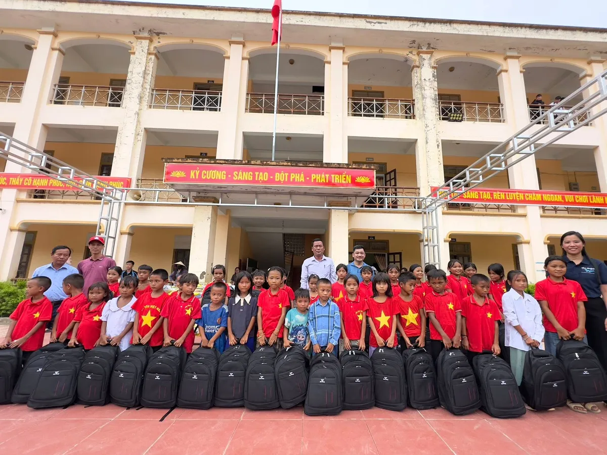 Trao hơn 1.600 suất quà hỗ trợ trẻ em và đồng bào vùng lũ Nghệ An - Ảnh 1.