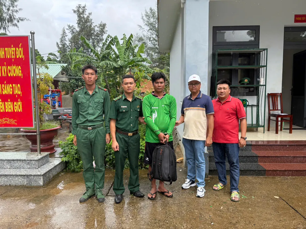 TP Hồ Chí Minh: Bắt giữ đối tượng truy nã lẩn trốn trên tàu cá  - Ảnh 1.