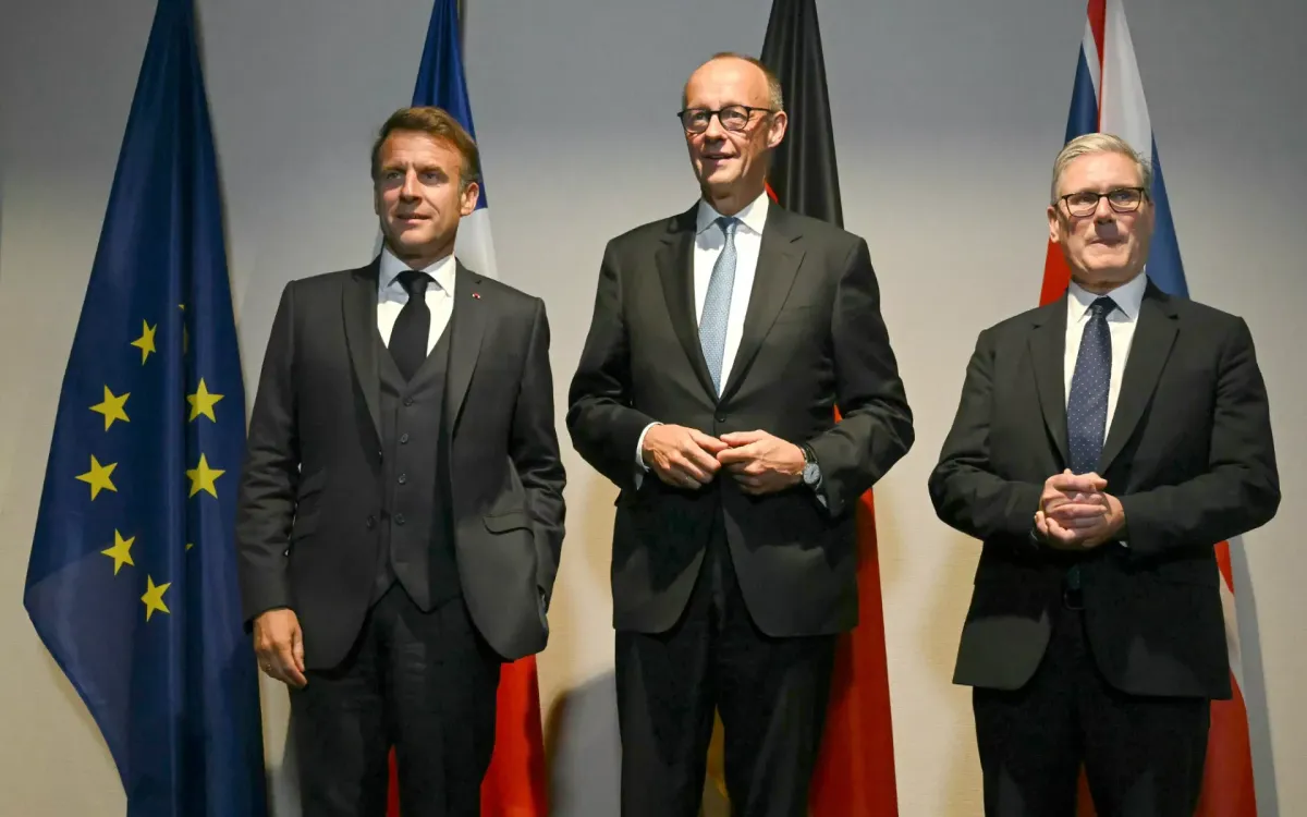 (Từ trái sang phải) Tổng thống Pháp Emmanuel Macron, Thủ tướng Đức Friedrich Merz và Thủ tướng Anh Keir Starmer gặp nhau bên lề hội nghị thượng đỉnh các nguyên thủ quốc gia và chính phủ của NATO tại The Hague, ngày 24/6/2025 (Ảnh: AP)