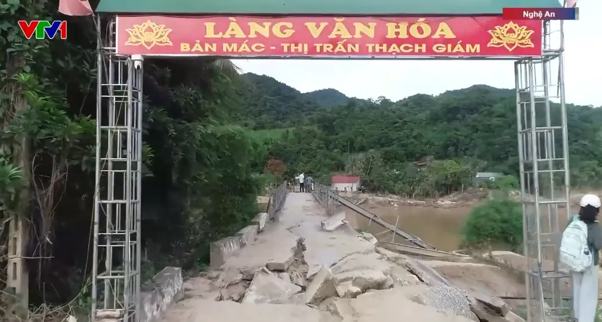 Lũ cuốn trôi 5 cầu treo ở Nghệ An, người dân vùng lũ khó khăn chồng chất - Ảnh 1.