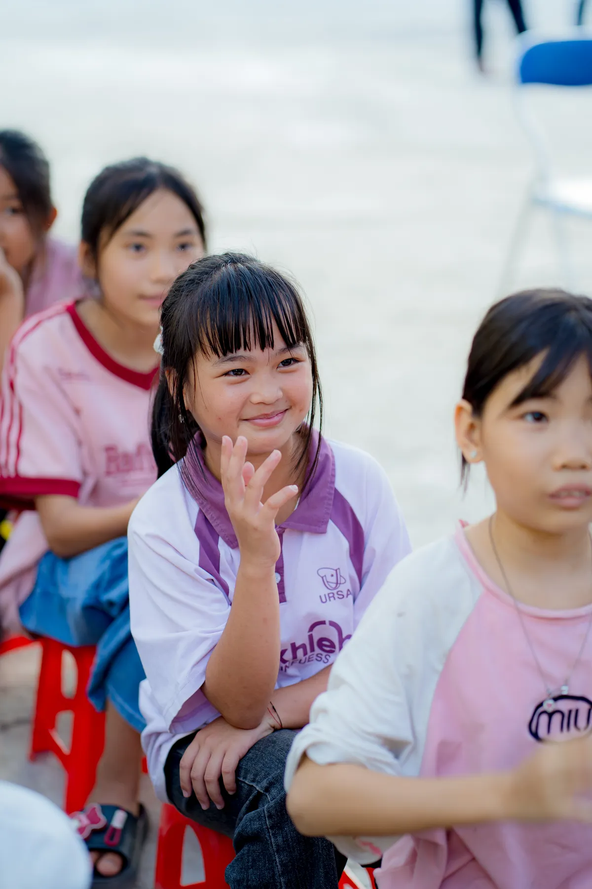 Đại diện Việt Nam Miss International 2025 Kiều Duy trao tủ thuốc cho học sinh v&ugrave;ng cao- Ảnh 1.