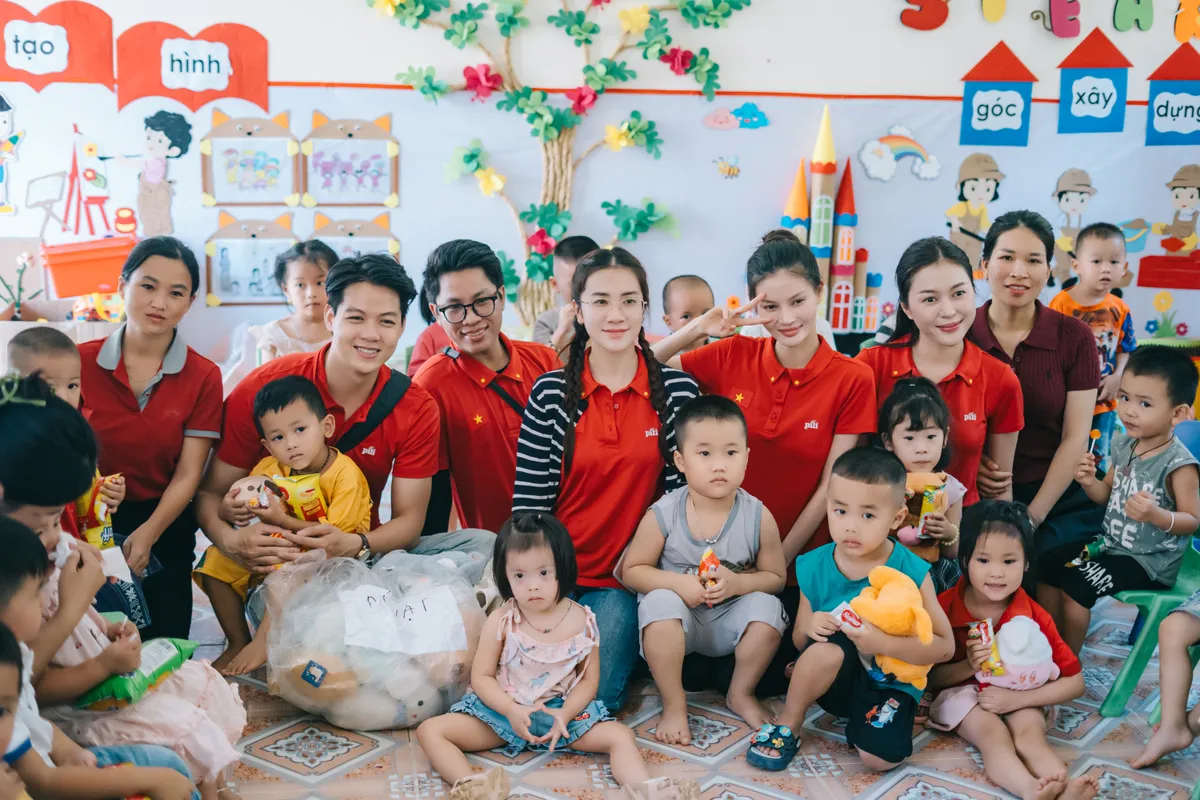 Đại diện Việt Nam Miss International 2025 Kiều Duy trao tủ thuốc cho học sinh v&ugrave;ng cao- Ảnh 4.