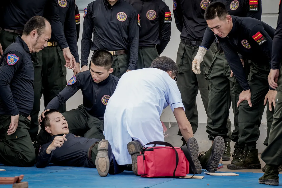 Chiến sĩ quả cảm - Tập 8: Mono xuất sắc, Tiến Luật gây bất ngờ với "cú đấm thép" - Ảnh 4.