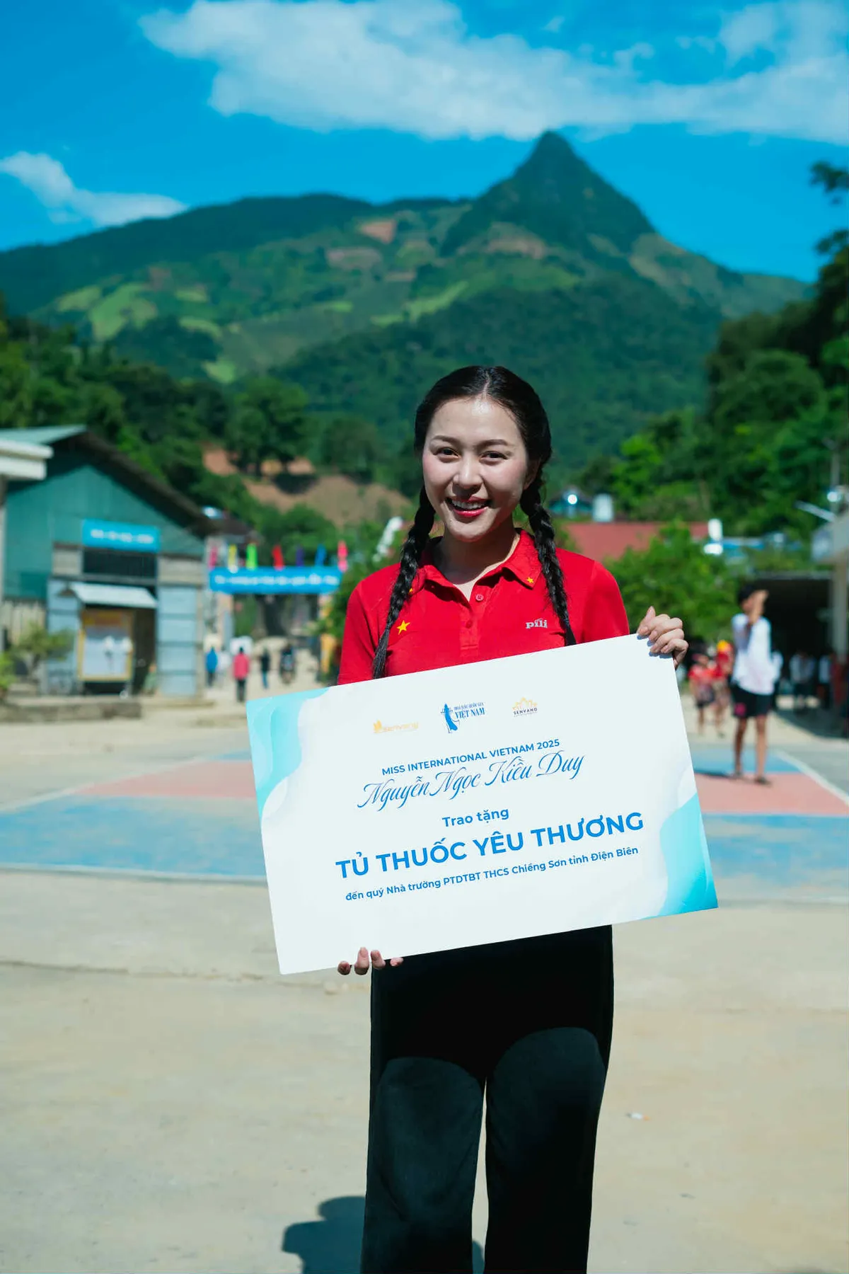 Đại diện Việt Nam Miss International 2025 Kiều Duy trao tủ thuốc cho học sinh v&ugrave;ng cao- Ảnh 3.