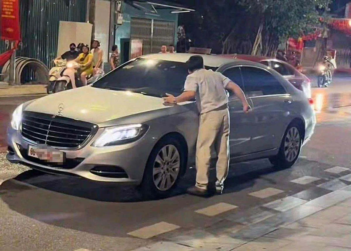 Điều tra vụ người đàn ông nghi say xỉn hành hung tài xế ô tô biển ngoại giao ở Hà Nội - Ảnh 1.